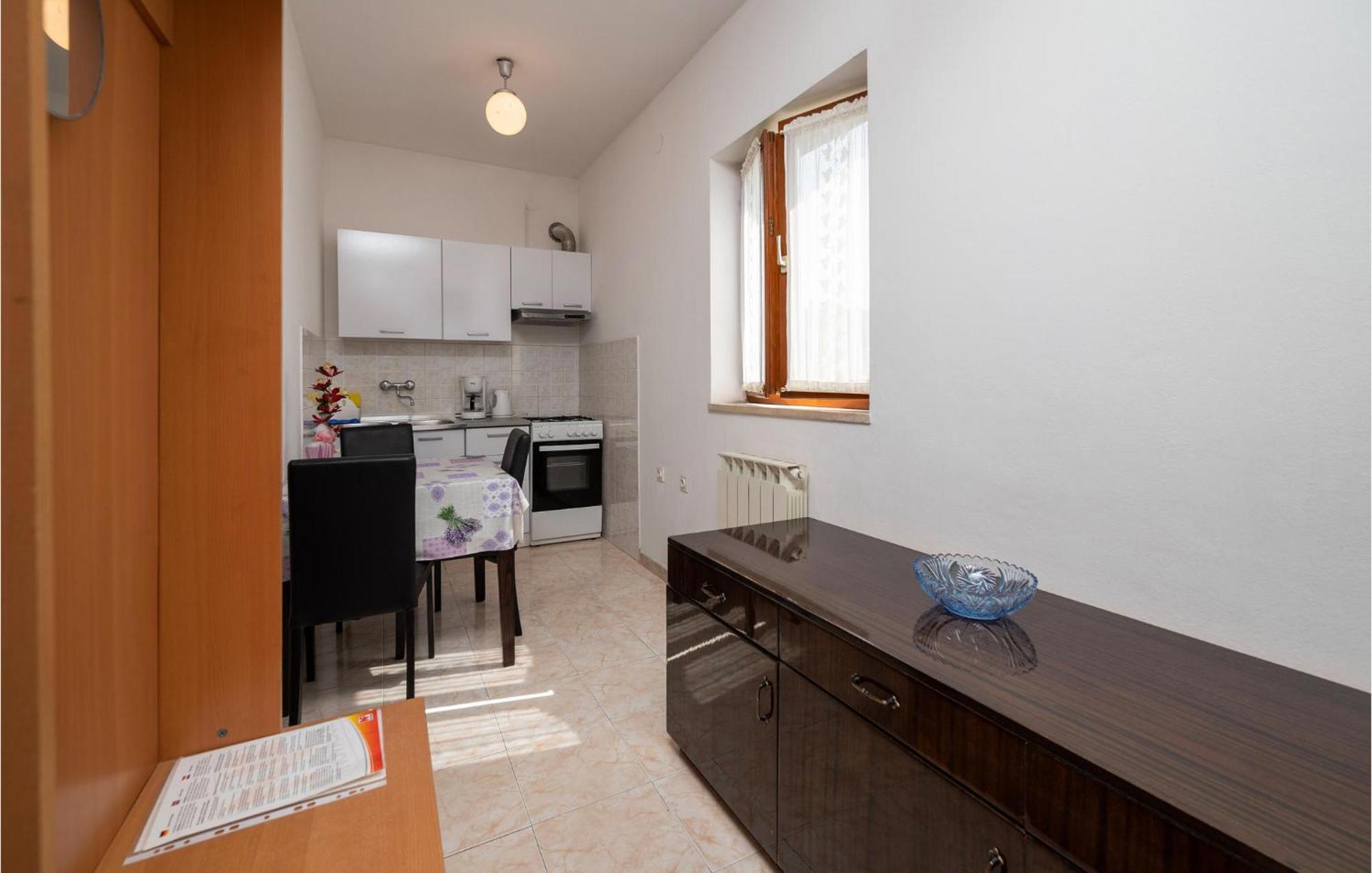 1 Bedroom Cozy Apartment In Póla Kültér fotó