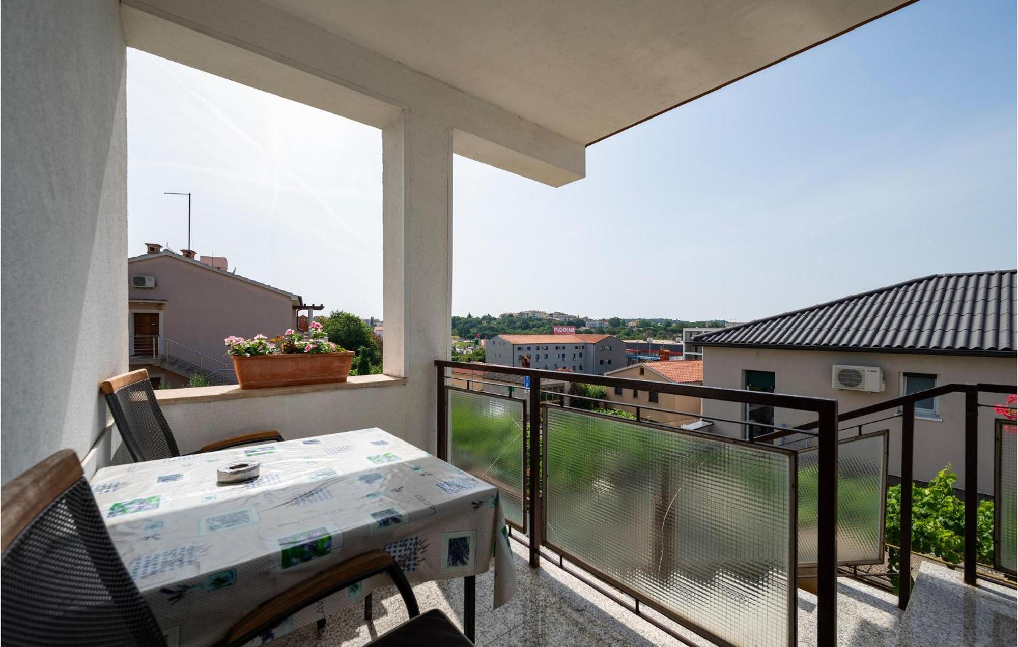 1 Bedroom Cozy Apartment In Póla Kültér fotó
